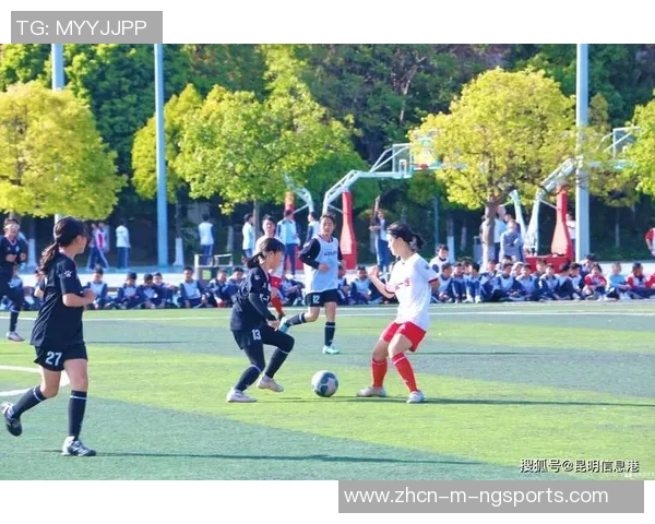 青春活力无限穿足球服的女生展现运动魅力与时尚风采